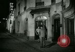 Standbild Männer und Frauen an der Bar und Hotel Paris Frankreich, 1956, aus Sekunde 32 historischem Filmmaterial Videoclip 65675021102