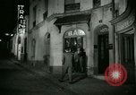 Standbild Männer und Frauen an der Bar und Hotel Paris Frankreich, 1956, aus Sekunde 33 historischem Filmmaterial Videoclip 65675021102