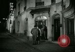 Standbild Männer und Frauen an der Bar und Hotel Paris Frankreich, 1956, aus Sekunde 34 historischem Filmmaterial Videoclip 65675021102