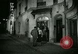 Standbild Männer und Frauen an der Bar und Hotel Paris Frankreich, 1956, aus Sekunde 35 historischem Filmmaterial Videoclip 65675021102