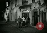 Standbild Männer und Frauen an der Bar und Hotel Paris Frankreich, 1956, aus Sekunde 36 historischem Filmmaterial Videoclip 65675021102