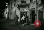 Standbild Männer und Frauen an der Bar und Hotel Paris Frankreich, 1956, aus Sekunde 37 historischem Filmmaterial Videoclip 65675021102