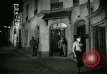 Standbild Männer und Frauen an der Bar und Hotel Paris Frankreich, 1956, aus Sekunde 39 historischem Filmmaterial Videoclip 65675021102