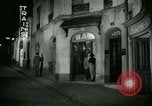 Standbild Männer und Frauen an der Bar und Hotel Paris Frankreich, 1956, aus Sekunde 41 historischem Filmmaterial Videoclip 65675021102
