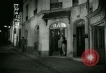 Standbild Männer und Frauen an der Bar und Hotel Paris Frankreich, 1956, aus Sekunde 42 historischem Filmmaterial Videoclip 65675021102