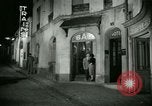 Standbild Männer und Frauen an der Bar und Hotel Paris Frankreich, 1956, aus Sekunde 43 historischem Filmmaterial Videoclip 65675021102