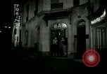 Standbild Männer und Frauen an der Bar und Hotel Paris Frankreich, 1956, aus Sekunde 50 historischem Filmmaterial Videoclip 65675021102