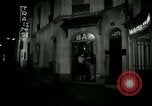 Standbild Männer und Frauen an der Bar und Hotel Paris Frankreich, 1956, aus Sekunde 52 historischem Filmmaterial Videoclip 65675021102