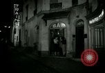 Standbild Männer und Frauen an der Bar und Hotel Paris Frankreich, 1956, aus Sekunde 53 historischem Filmmaterial Videoclip 65675021102