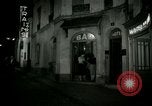 Standbild Männer und Frauen an der Bar und Hotel Paris Frankreich, 1956, aus Sekunde 54 historischem Filmmaterial Videoclip 65675021102