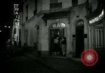 Standbild Männer und Frauen an der Bar und Hotel Paris Frankreich, 1956, aus Sekunde 56 historischem Filmmaterial Videoclip 65675021102