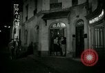 Standbild Männer und Frauen an der Bar und Hotel Paris Frankreich, 1956, aus Sekunde 57 historischem Filmmaterial Videoclip 65675021102