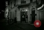 Standbild Männer und Frauen an der Bar und Hotel Paris Frankreich, 1956, aus Sekunde 58 historischem Filmmaterial Videoclip 65675021102