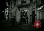 Standbild Männer und Frauen an der Bar und Hotel Paris Frankreich, 1956, aus Sekunde 59 historischem Filmmaterial Videoclip 65675021102