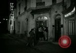 Standbild Männer und Frauen an der Bar und Hotel Paris Frankreich, 1956, aus Sekunde 60 historischem Filmmaterial Videoclip 65675021102