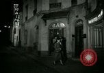 Standbild Männer und Frauen an der Bar und Hotel Paris Frankreich, 1956, aus Sekunde 61 historischem Filmmaterial Videoclip 65675021102