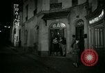 Standbild Männer und Frauen an der Bar und Hotel Paris Frankreich, 1956, aus Sekunde 62 historischem Filmmaterial Videoclip 65675021102