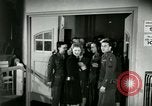 Image Stage Door cantine Paris France, 1945, de la seconde 9 séquences d'archives historiques vidéo 65675021105