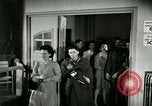 Image Stage Door cantine Paris France, 1945, de la seconde 20 séquences d'archives historiques vidéo 65675021105
