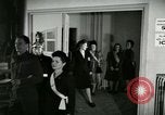 Image Stage Door cantine Paris France, 1945, de la seconde 58 séquences d'archives historiques vidéo 65675021105