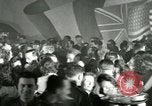 Standbild Stage Door Canteen Paris Frankreich, 1945, aus Sekunde 1 historischem Filmmaterial Videoclip 65675021108