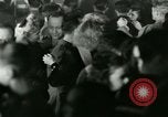 Standbild Stage Door Canteen Paris Frankreich, 1945, aus Sekunde 58 historischem Filmmaterial Videoclip 65675021108
