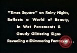 Standbild Times Square Neon Lights New York City USA, 1954, aus Sekunde 12 historischem Filmmaterial Videoclip 65675021109