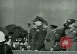 Immagine di Il generale James Doolittle onori volantini Regno Unito, 1944, secondo 33 filmato di repertorio 65675021123