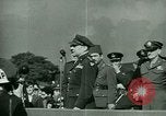 Immagine di Il generale James Doolittle onori volantini Regno Unito, 1944, secondo 36 filmato di repertorio 65675021123