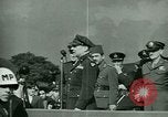 Immagine di Il generale James Doolittle onori volantini Regno Unito, 1944, secondo 37 filmato di repertorio 65675021123
