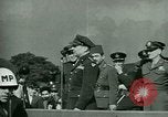 Immagine di Il generale James Doolittle onori volantini Regno Unito, 1944, secondo 40 filmato di repertorio 65675021123