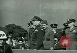Immagine di Il generale James Doolittle onori volantini Regno Unito, 1944, secondo 41 filmato di repertorio 65675021123