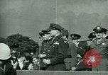 Immagine di Il generale James Doolittle onori volantini Regno Unito, 1944, secondo 45 filmato di repertorio 65675021123