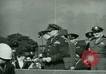 Immagine di Il generale James Doolittle onori volantini Regno Unito, 1944, secondo 46 filmato di repertorio 65675021123