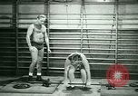 Standbild Loretta Zygowicz body builder Oak Park Illinois USA, 1946, aus Sekunde 6 historischem Filmmaterial Videoclip 65675021129