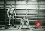 Standbild Loretta Zygowicz body builder Oak Park Illinois USA, 1946, aus Sekunde 7 historischem Filmmaterial Videoclip 65675021129