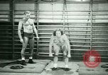 Standbild Loretta Zygowicz body builder Oak Park Illinois USA, 1946, aus Sekunde 8 historischem Filmmaterial Videoclip 65675021129