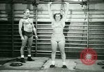 Standbild Loretta Zygowicz body builder Oak Park Illinois USA, 1946, aus Sekunde 11 historischem Filmmaterial Videoclip 65675021129