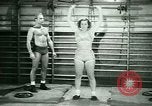 Standbild Loretta Zygowicz body builder Oak Park Illinois USA, 1946, aus Sekunde 12 historischem Filmmaterial Videoclip 65675021129
