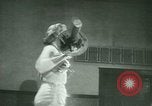 Standbild Loretta Zygowicz body builder Oak Park Illinois USA, 1946, aus Sekunde 13 historischem Filmmaterial Videoclip 65675021129