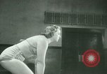 Standbild Loretta Zygowicz body builder Oak Park Illinois USA, 1946, aus Sekunde 14 historischem Filmmaterial Videoclip 65675021129