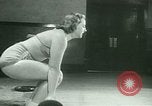 Standbild Loretta Zygowicz body builder Oak Park Illinois USA, 1946, aus Sekunde 15 historischem Filmmaterial Videoclip 65675021129
