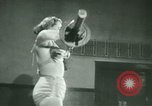 Standbild Loretta Zygowicz body builder Oak Park Illinois USA, 1946, aus Sekunde 16 historischem Filmmaterial Videoclip 65675021129