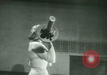Standbild Loretta Zygowicz body builder Oak Park Illinois USA, 1946, aus Sekunde 17 historischem Filmmaterial Videoclip 65675021129