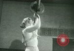 Standbild Loretta Zygowicz body builder Oak Park Illinois USA, 1946, aus Sekunde 18 historischem Filmmaterial Videoclip 65675021129