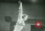 Standbild Loretta Zygowicz body builder Oak Park Illinois USA, 1946, aus Sekunde 19 historischem Filmmaterial Videoclip 65675021129