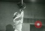 Standbild Loretta Zygowicz body builder Oak Park Illinois USA, 1946, aus Sekunde 20 historischem Filmmaterial Videoclip 65675021129