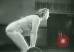 Standbild Loretta Zygowicz body builder Oak Park Illinois USA, 1946, aus Sekunde 22 historischem Filmmaterial Videoclip 65675021129