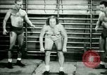 Standbild Loretta Zygowicz body builder Oak Park Illinois USA, 1946, aus Sekunde 27 historischem Filmmaterial Videoclip 65675021129