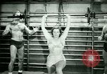Standbild Loretta Zygowicz body builder Oak Park Illinois USA, 1946, aus Sekunde 31 historischem Filmmaterial Videoclip 65675021129